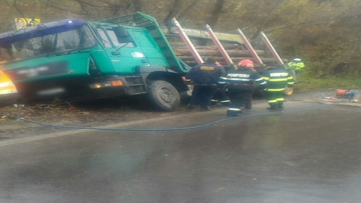 Accident înfiorător în județul Dâmbovița. O femeie, prinsă sub un camion la Moțăieni